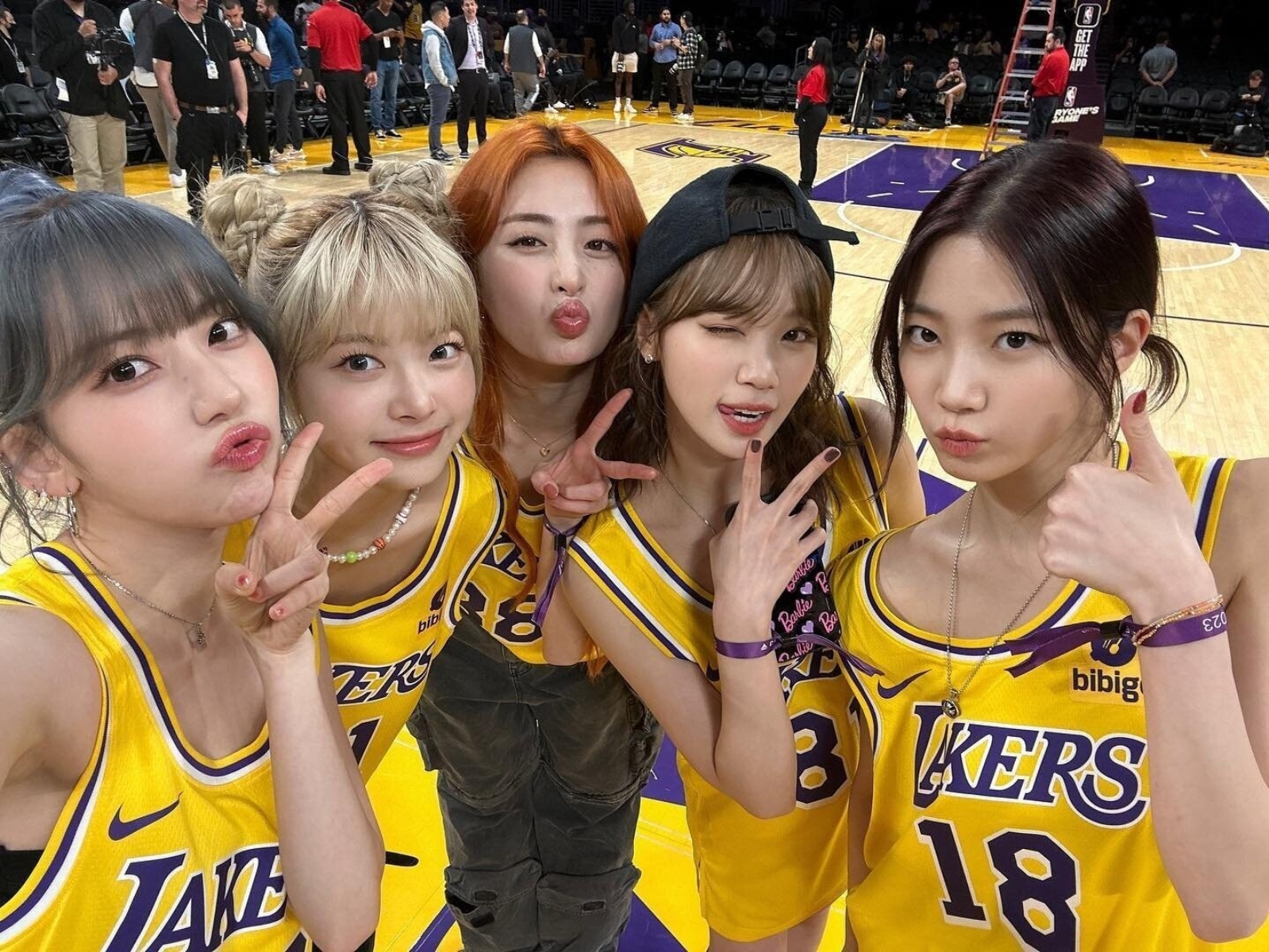 韓國人氣女團 LE SSERAFIM 造訪 NBA 湖人主場，穿球衣化身籃球女孩引發廣大球迷暴動！