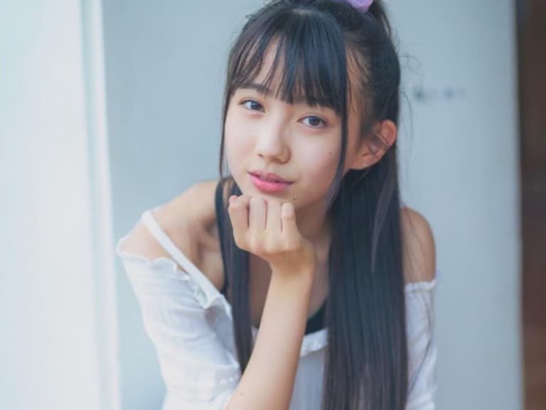 日本 13 歲蘿莉正妹「東恩納瑠花」來台旅遊，卻專挑宮廟、路邊機車等「奇特街景」合照引熱議！【野生抓正妹】