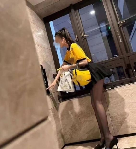 中國興起「外賣媛」穿高跟鞋   黑絲襪送餐引熱議！