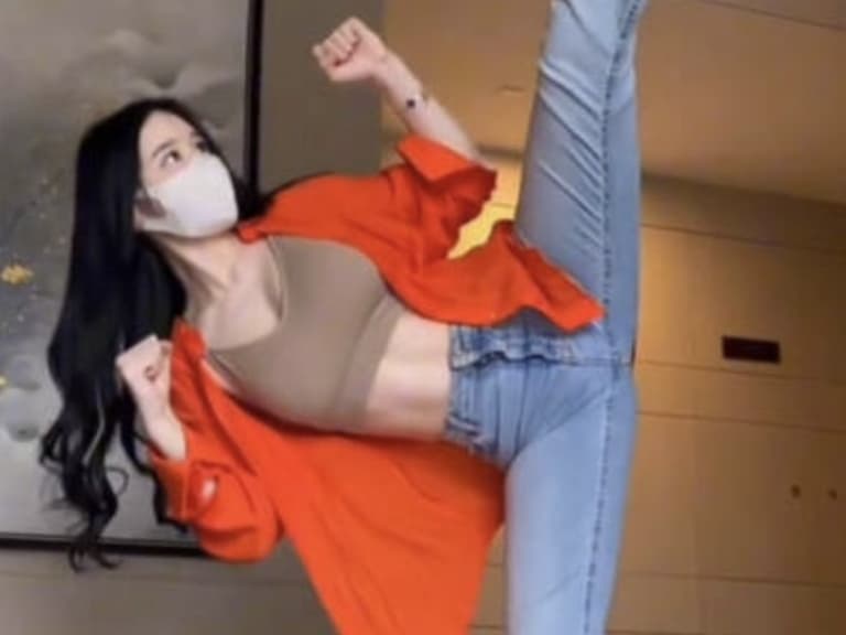 正妹在 TikTok 專拍「一字馬踢技」爆紅，「緊身上衣 + 貼腿褲配跟鞋」大秀火辣身材！【野生抓正妹】