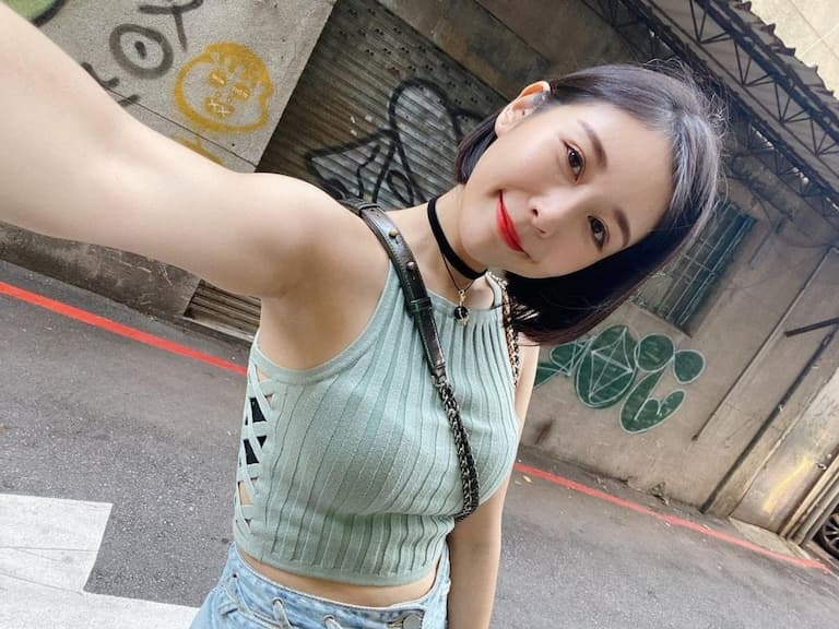 女星 Albee 夜拍曬超危險視角!自信甜喊不需後製網羞:還真不知道該看哪!【野生抓正妹】