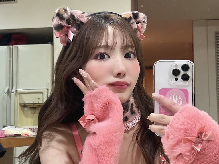 H 級女優小宵虎南 Cosplay 火辣版《新世紀福音戰士》明日香，低胸高衩一秒爆擊你心！【老司J開車】