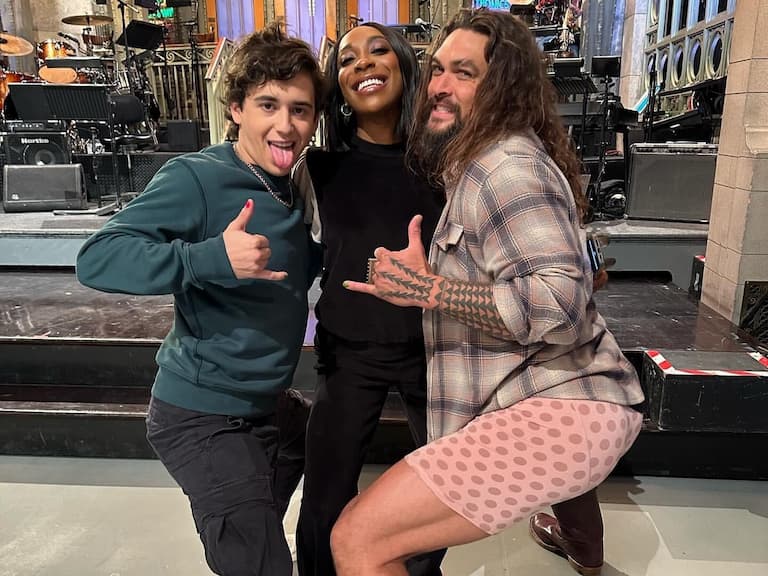 傑森摩莫亞 Jason Momoa 上節目下衣失蹤，自爆：「我興奮時會忘記穿褲子！」