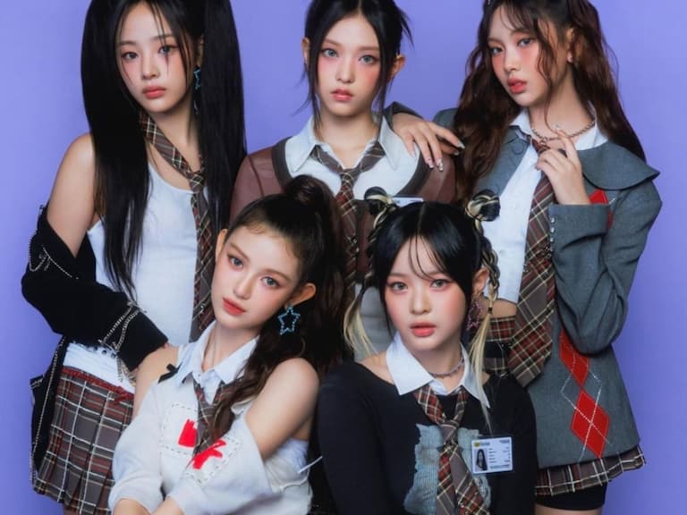 NewJeans 與《英雄聯盟》S13 世界大賽 T1 與 WBG 戰隊合照，「跪著拍照」姿勢卻引來中國粉絲不爽！