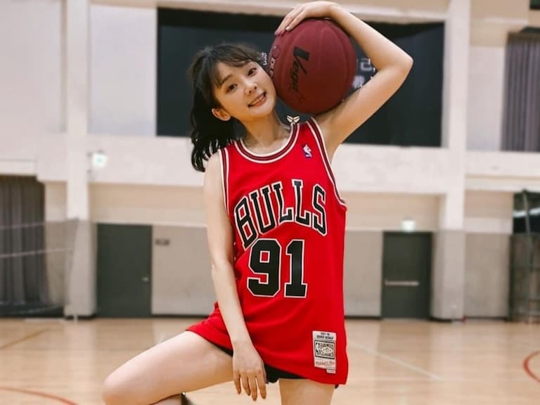 「籃球女神」洗菜合體「全明星」賴 ki 打籃球!單穿運動內衣賣力運球網嗨:甜到對手先認輸!【野生抓正妹】