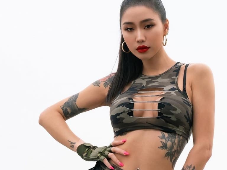 「夢想家啦啦隊」乳儒新賽季制服曬火辣身材！合體梓梓俏皮鬥雞眼網暈：逐漸愛瘋ㄉ概念！【野生抓正妹】