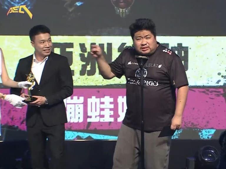 統神拿下「2023 星光電競大賞 - 娛樂效果獎」卻怒嗆頒獎人 Toyz,直噴「怎麼會找毒販來頒獎」引熱議!