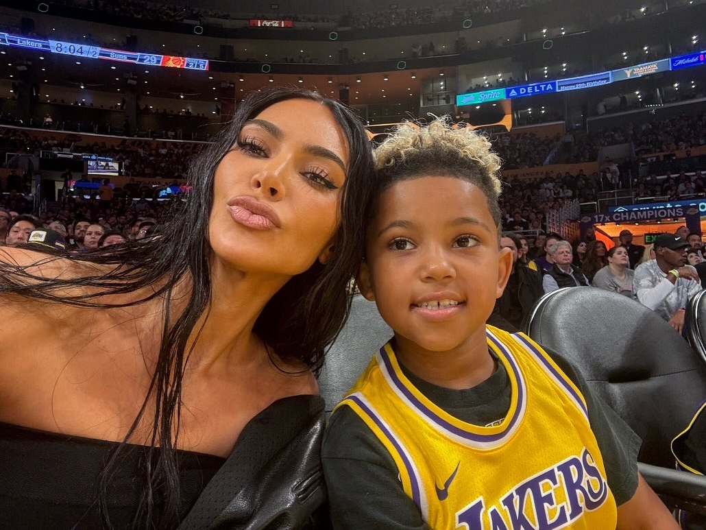 金卡戴珊 Kim Kardashian 帶兒子 Saint 看球賽，坐第一排滑手機被球迷罵翻！