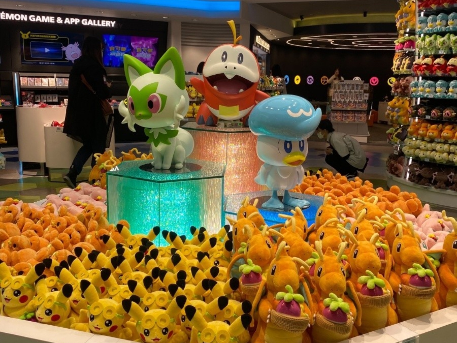 《寶可夢中心台北 Pokémon Center TAIPEI》完整導覽介紹一次看！各種超可愛寶可夢周邊好想買爆啊～