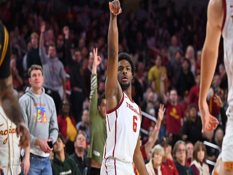 NBA／詹皇大兒子 Bronny James 迎來大學首秀，上演媲美老爸「超狂追魂鍋」讓球迷讚嘆！