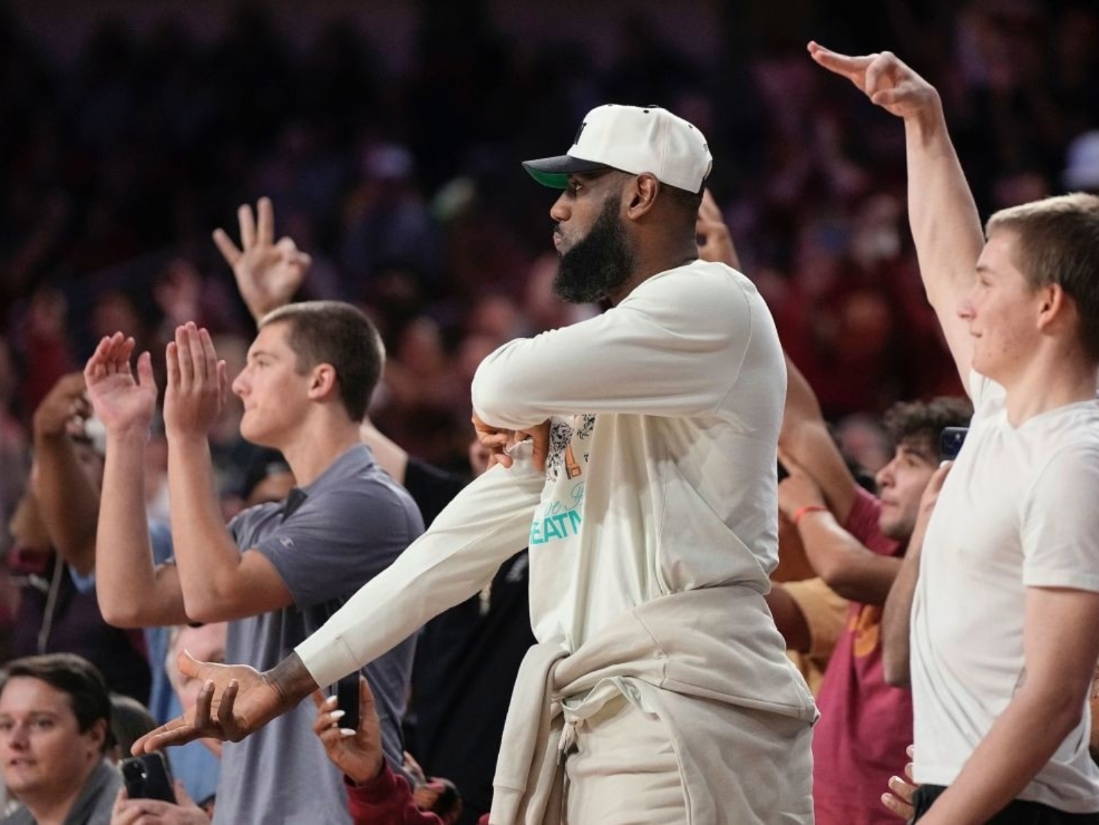 NBA／Bronny James 迎來大學首秀，詹皇向兒子感性告白：「為你感到驕傲！」