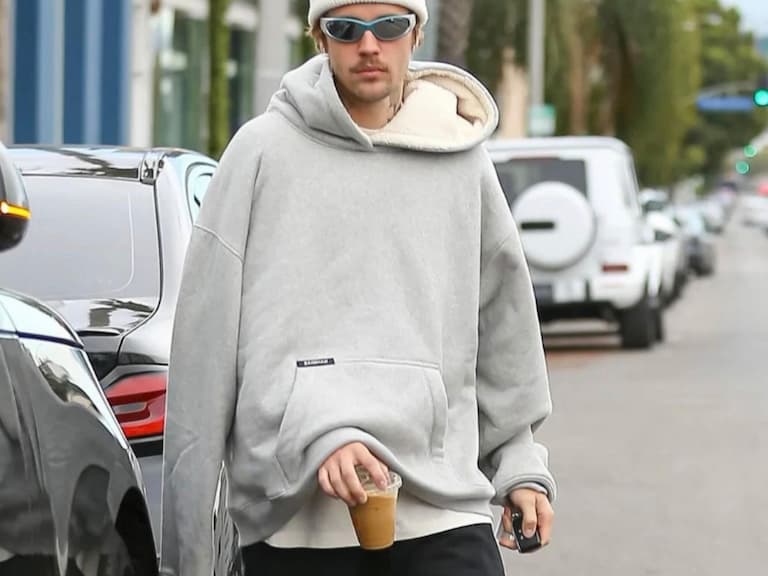 Justin Bieber 小賈以「獨臂式」穿帽 Tee 的方式引熱議，網友地獄梗笑稱「楊過也這樣穿」！