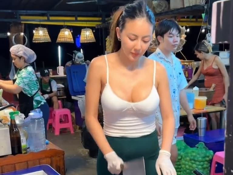 泰國正妹廚師因火辣做菜影片爆紅，「小背心 + 短褲」讓好身材直接一覽無遺！【野生抓正妹】