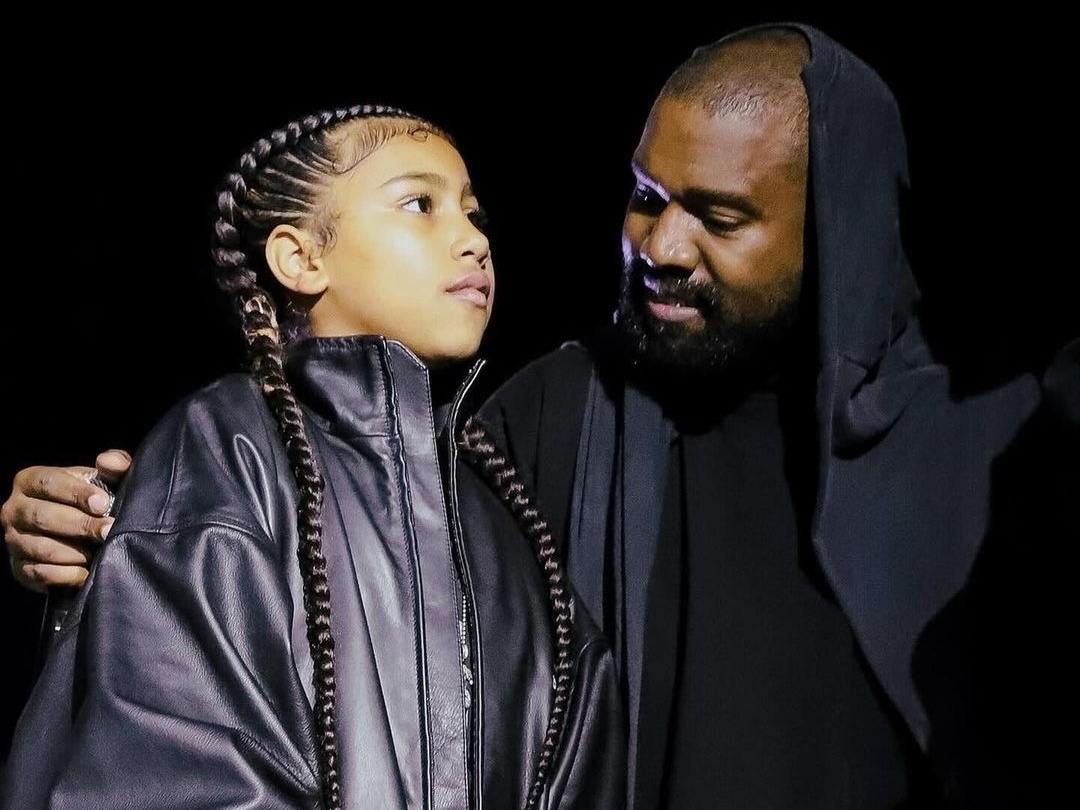 肯爺 Kanye West 帶女兒 North 登台表演！超強唱功燃炸現場引網嗨：「十年後將引領樂壇！」
