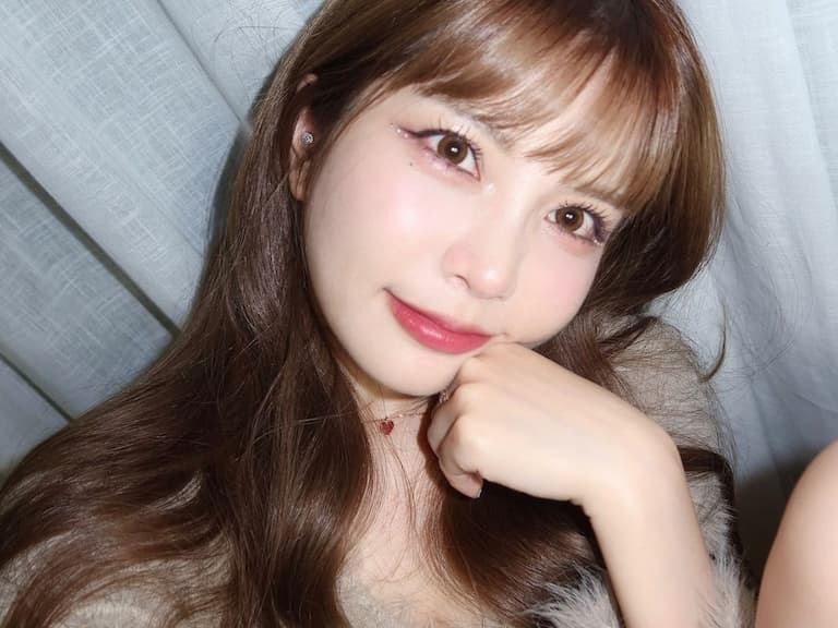 網紅瑀熙「當街掀裙」狂吸兩百萬人朝聖,網友嚇壞表示:「這是可以免費看的嗎?」【野生抓正妹】