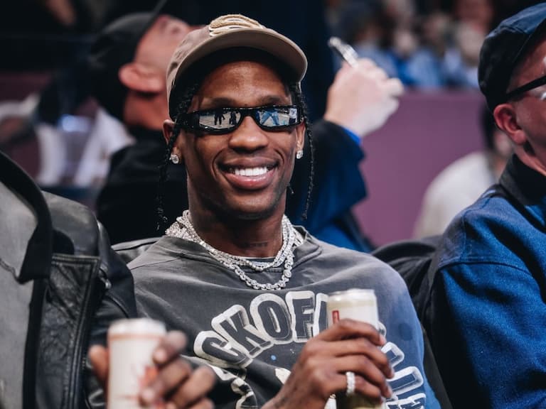 Travis Scott 現身 NBA 籃網主場觀賽被球砸到打翻啤酒，還差點波及到 KAWS！