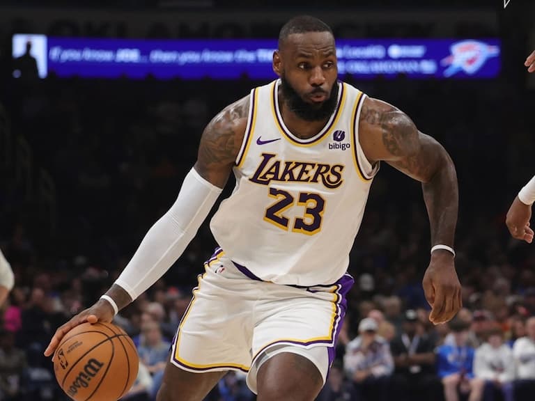NBA／詹皇 LeBron James 轟 40 分且三分球 5 投全中寫下歷史紀錄，湖人擊敗雷霆終止 4 連敗低潮！