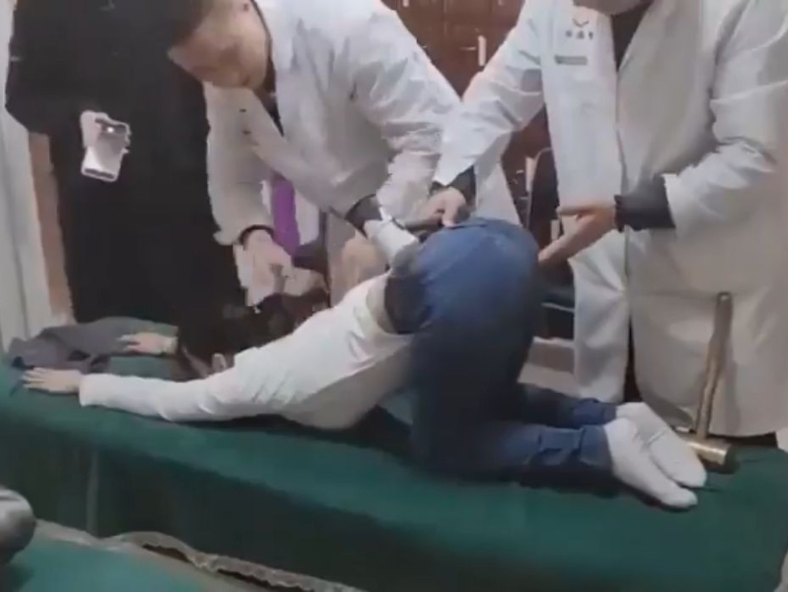 中國整骨診所要求女病患以「狗趴翹臀」姿勢治療，甚至還拿「棒物」往臀部猛敲引熱議！
