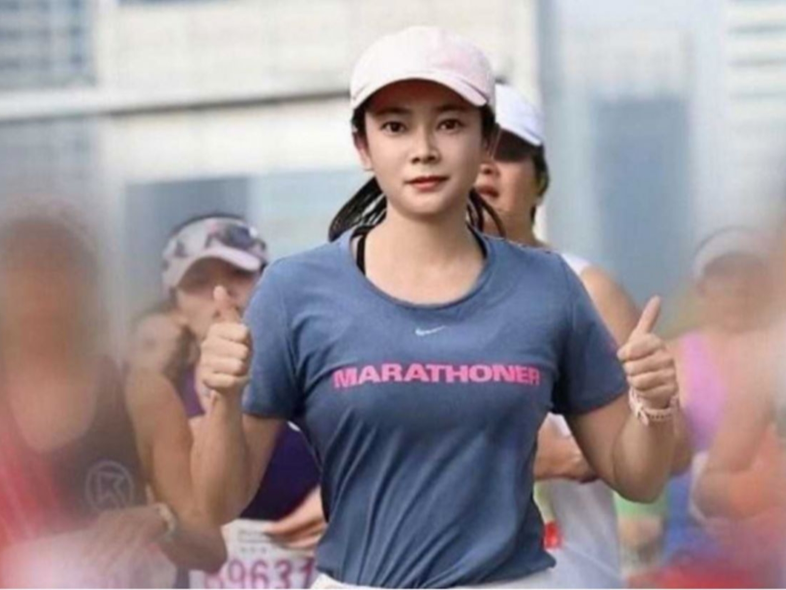 中國馬拉松比賽「正妹跑者」真面目曝光讓人看傻眼，莫非這場比賽跑了「30 年」？