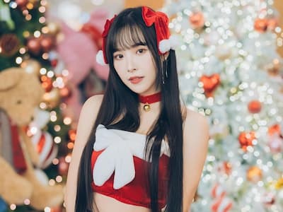 「樂天女孩」Rina 跪地玩球太性感！雙馬尾化身「聖誕初音」仙氣爆表！【野生抓正妹】