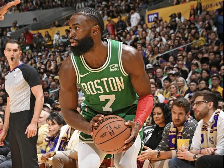 NBA／Jaylen Brown 穿著 Nike Kobe 6 "Reverse Grinch" 實戰，竟沒有勾勾 Swoosh！