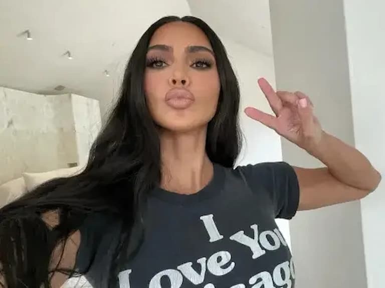 金卡戴珊 Kim Kardashian 曬燦笑自拍,遭粉絲抓包頭頂光溜溜:「禿頭了!」