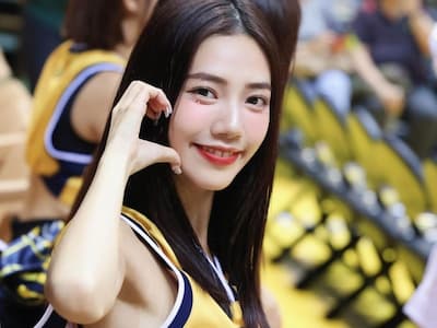 「中信啦啦隊」練習生夏蕾盛世美顏引熱議！聖誕節不扮裝改當「純慾系女友」網全暈爛！【野生抓正妹】