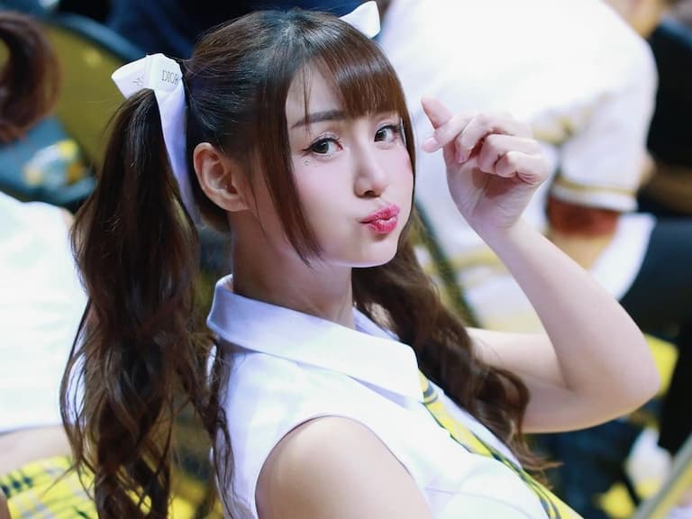 「中信啦啦隊」短今拍攝網美照遭「女孩們」調皮亂入！網友笑翻：「PS 幼兒園，絕非浪得虛名！」【野生抓正妹】