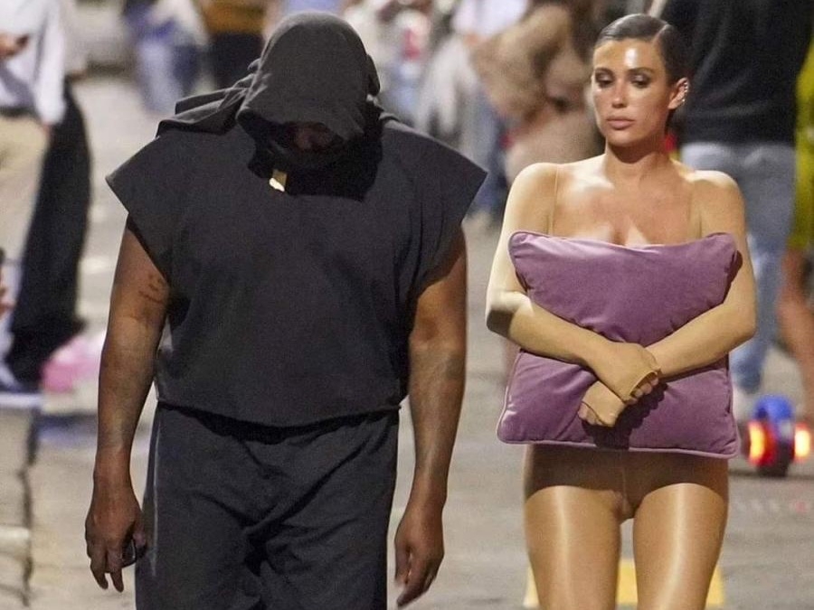 肯爺 Kanye West 曬老婆 Bianca Censori 大尺度私照寫：「今年不穿褲子！」僅用線條遮擋穿法引網抨擊！