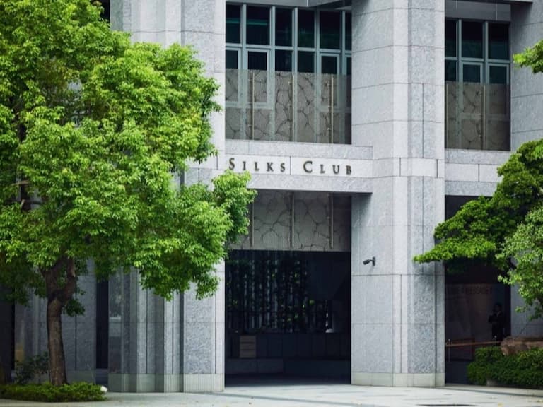 當藝術融入生活—走進晶英國際行館 SILKS CLUB ，感受將當代藝術融入奢華生活的極致！