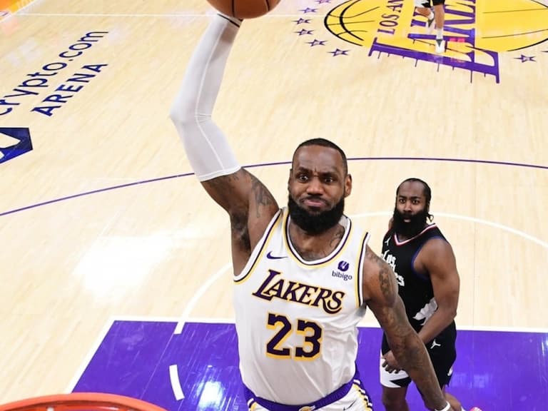NBA／詹皇 LeBron James 暴力隔扣 Paul George，39 歲還是這麼飛超不科學！