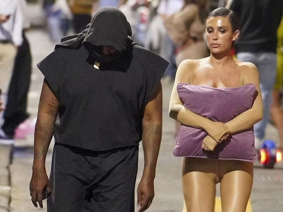 肯爺 Kanye West IG 慶祝老婆比安卡森索里 Bianca Censori 生日，貼文「我們孩子的繼母」激怒金卡戴珊粉絲！