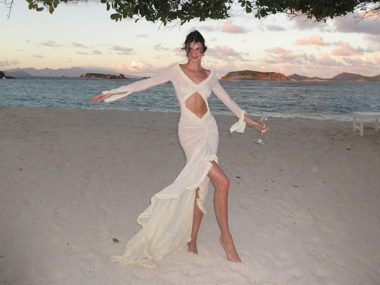 坎達兒珍娜 Kendall Jenner 曬比基尼辣照,書本擺拍遭網友酸:「一點折痕都沒有!」