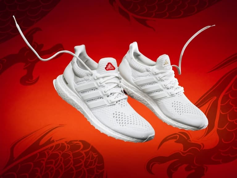adidas 新春限定ULTRABOOST跑鞋,龍重登場,福龍圖騰加持,步步迎好運「龍」圖大展!