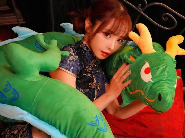 日本人氣女優桃乃木香奈應景新年「與龍共舞」!釋出全新寫真照純欲氣場全開!【老司 J 開車】