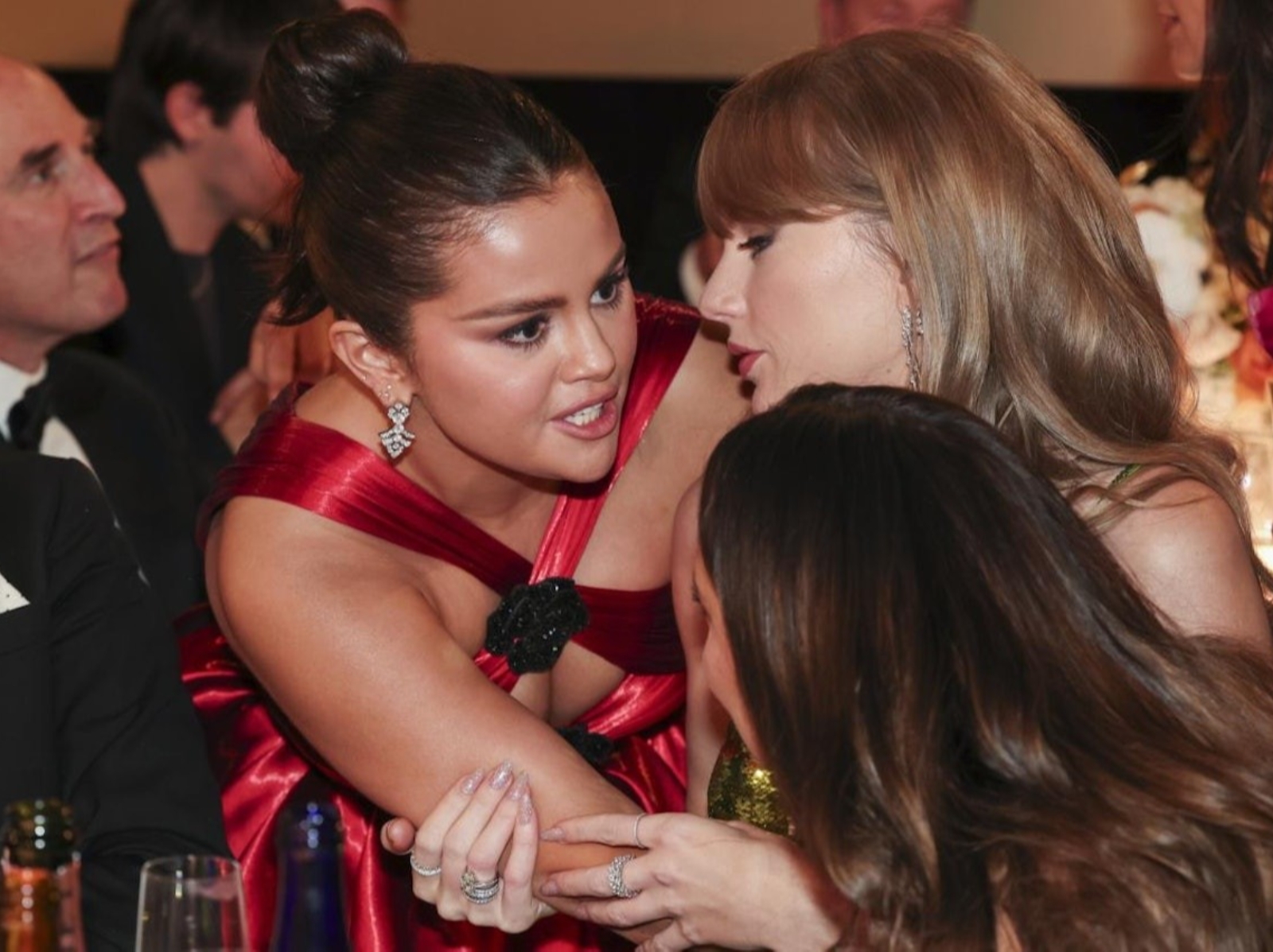 泰勒絲 Taylor Swift 、賽琳娜 Selena Gomez 金球獎引熱議！唇語專家曝：「和甜茶有關！」