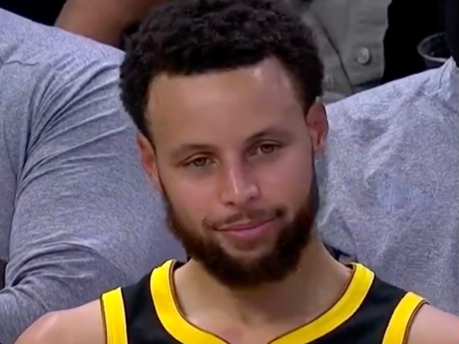 NBA／勇士遭鵜鶘血洗 36 分創難堪紀錄，Curry 坐在場邊「苦笑搖頭」表情超無奈！