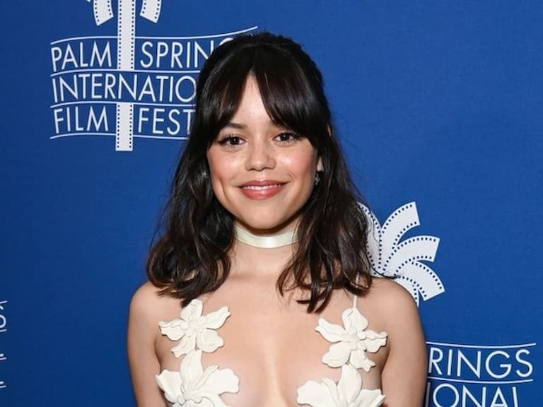 《星期三》珍娜奧特嘉 Jenna Ortega 登大人，出席活動「花瓣遮點」超養眼！
