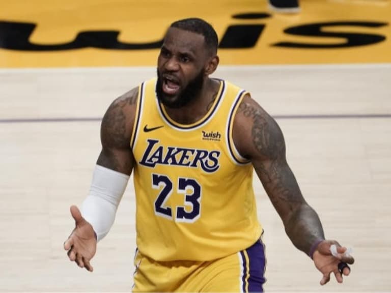 NBA/詹皇被球迷突然搭肩問話「暴怒推開」畫面曝光,網友看傻:沒有保全嗎?