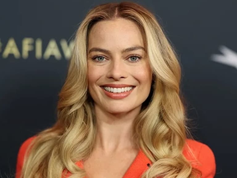 《Barbie 芭比》瑪格羅比 Margot Robbie 腳太美引粉瘋狂！傳砸千萬替美足買保險！