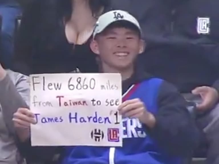 NBA/台灣球迷飛越 6860 英哩看 James Harden 打球,大鬍子「比愛心」回應!
