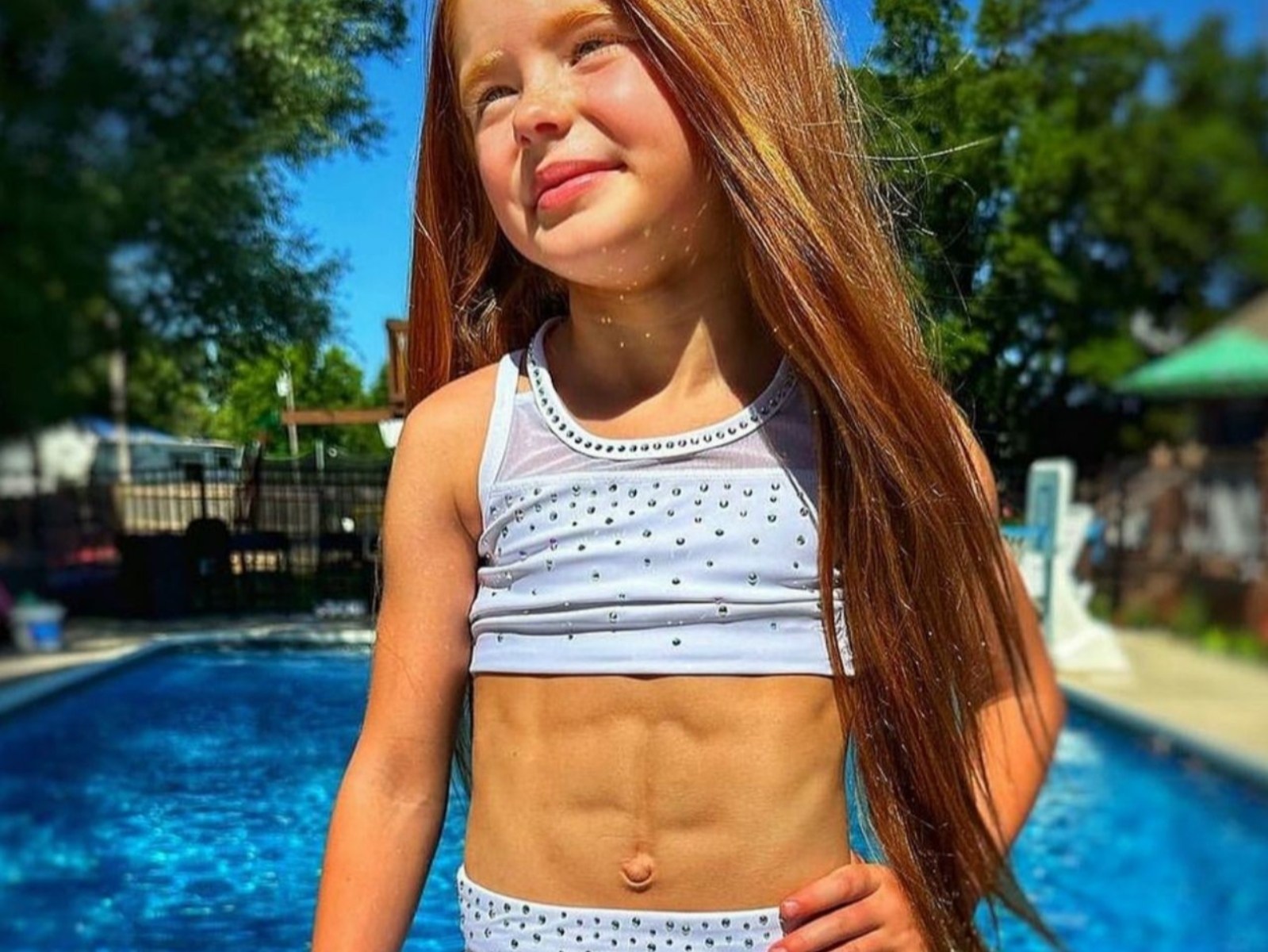 美國 7 歲女童每週鍛鍊四次操出「完美冰塊腹肌」，還成功拿下健美冠軍殊榮！