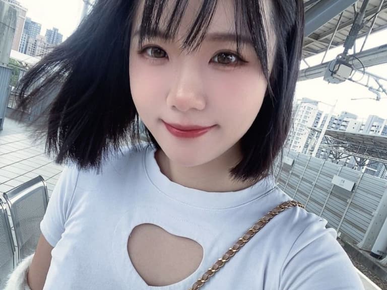 正妹寵物美容師「寶7」因甜美外型加魔鬼身材爆紅，曾有人開價 300 萬邀她一起過夜！【野生抓正妹】