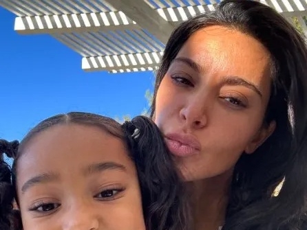 金卡戴珊 Kim Kardashian 遭女兒出賣素顏照！真實模樣判若兩人引熱議：「有經過媽媽同意嗎？」