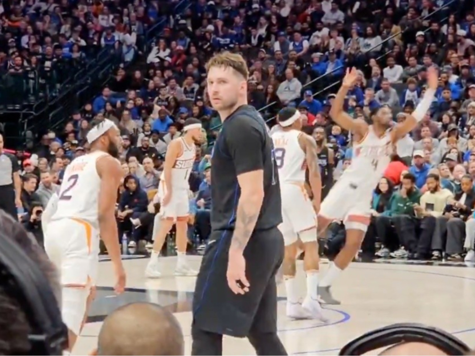 NBA／Luka Doncic 被球迷噴垃圾話，氣到叫保全把對方驅逐：「我真的受夠！」