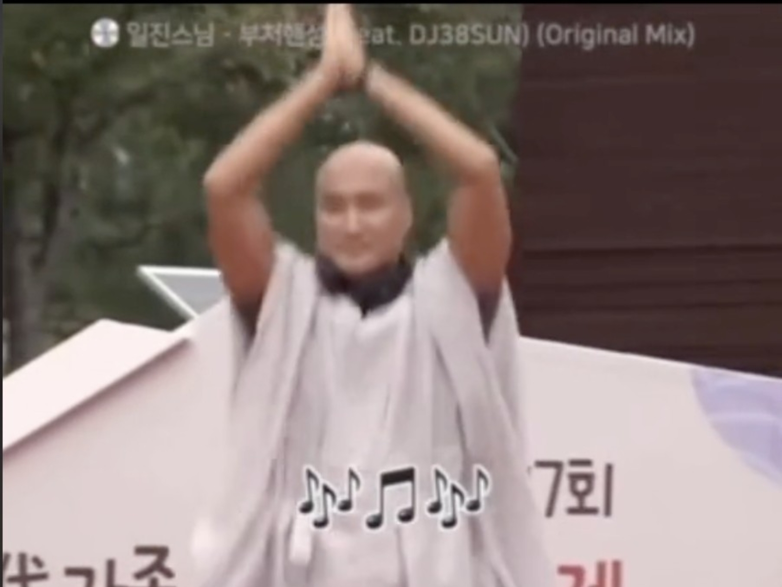 南韓誦經活動秒變電音派對，和尚化身 DJ 狂叫信徒一起 hands up！