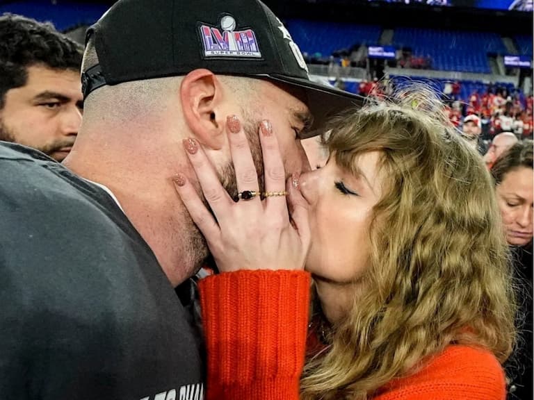 NFL/酋長擊敗烏鴉連續兩年晉級超級盃,泰勒絲與球星男友 Travis Kelce 激情擁吻!