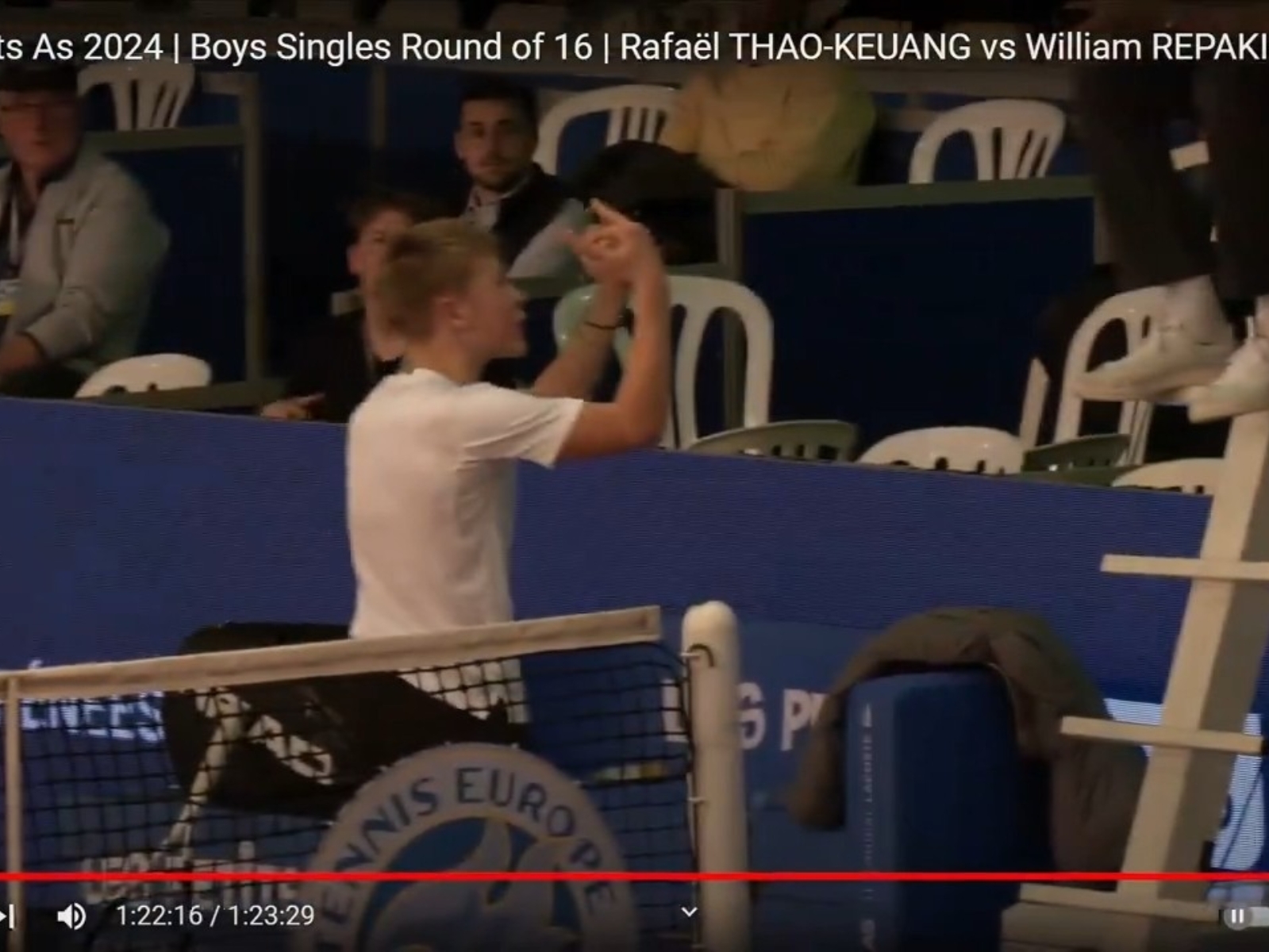瑞典 13 歲網球小將因不滿裁判判決，竟對主審「怒比中指」甚至拿球拍狂敲地洩憤！