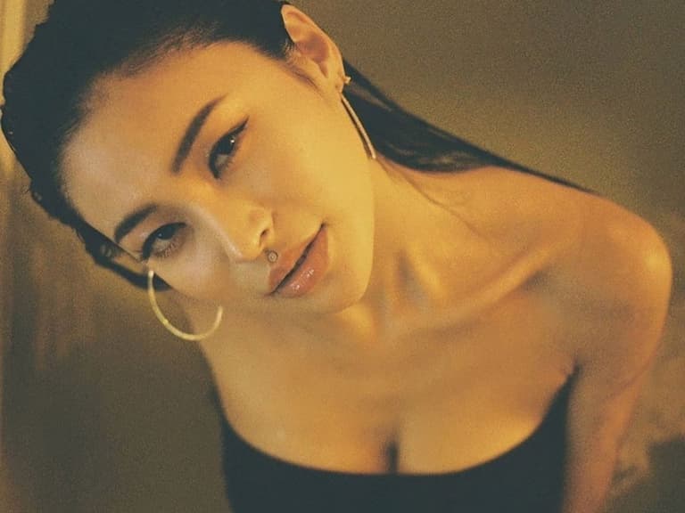 「日本超人氣女優」Rae Lil Black 現蹤台灣活動！辣曬限定惹火旗袍照向粉絲拜年！【老司 J 開車】