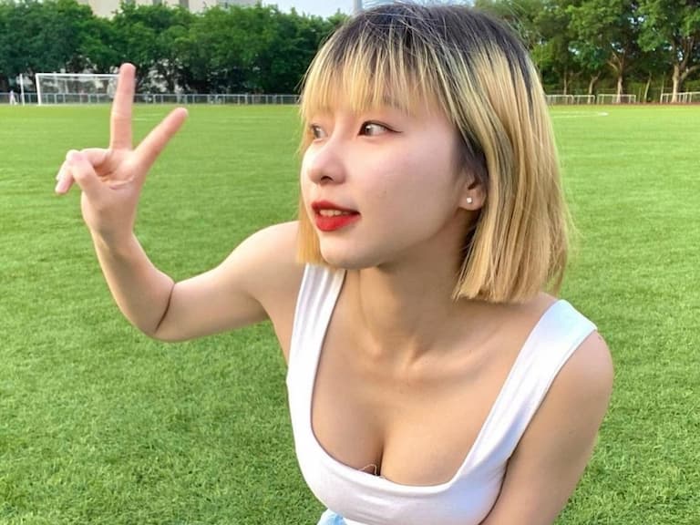女大生「阿妙」豐滿蜜桃轟炸表特版！火辣性感照一次公開，鄉民讚爆：「人間極品！」【野生抓正妹】